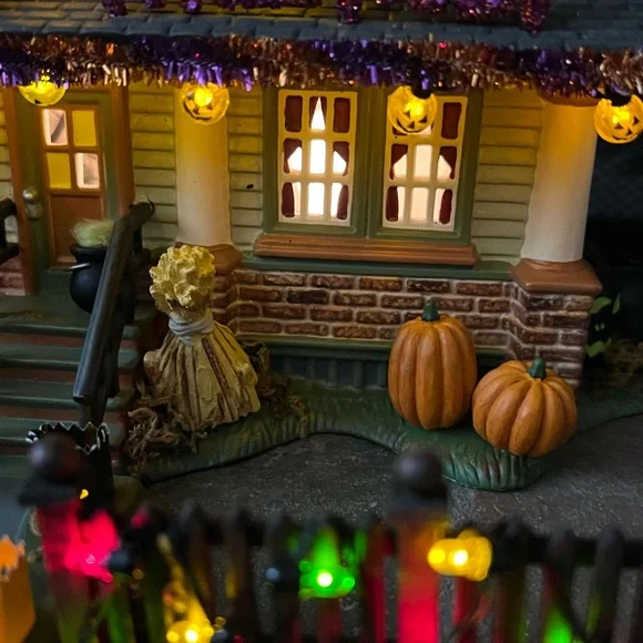 SOLD!!! Dept 56 Halloween "1031 Trick or Treat Drive" Retired - Picture 13 of 17